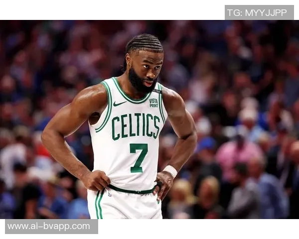 杰伦布朗首节火力全开半场表现出色砍下16分助球队稳住局势