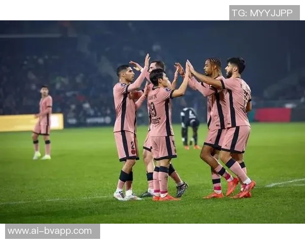 巴黎圣日耳曼球迷热烈庆祝李刚仁与阿什拉夫荣获大奖